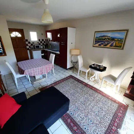 Coquet T2 ,terrasse,parking ,4 Kms D Avignon Apartment *