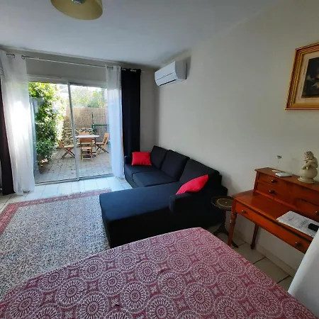 Coquet T2 ,terrasse,parking ,4 Kms D Avignon *