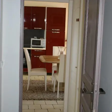 Coquet T2 ,terrasse,parking ,4 Kms D Avignon