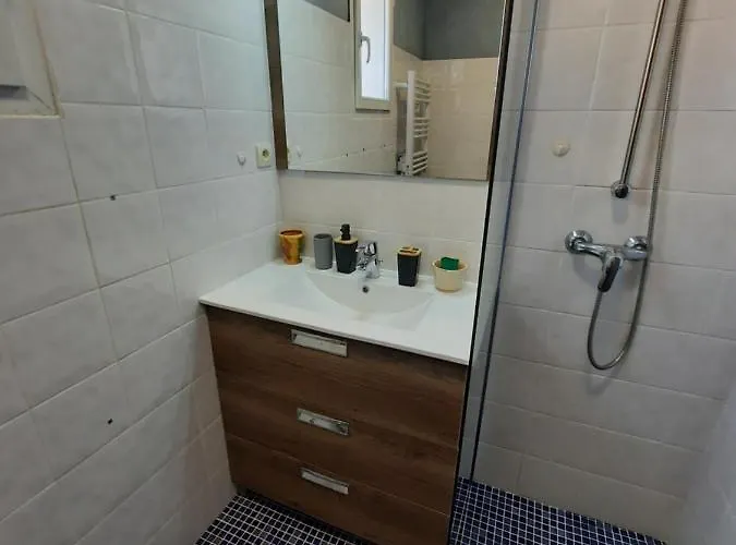 Appartement Coquet T2 ,terrasse,parking ,4 Kms D Avignon *