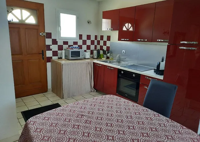 Coquet T2 ,terrasse,parking ,4 Kms D Avignon *